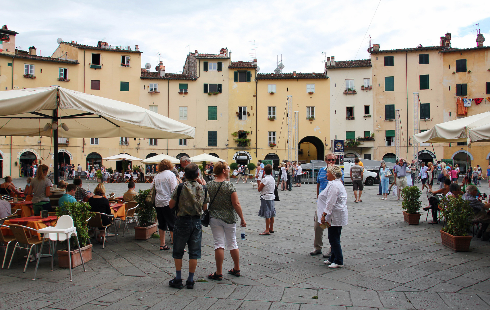Lucca: Piazza dell'anfiteatro