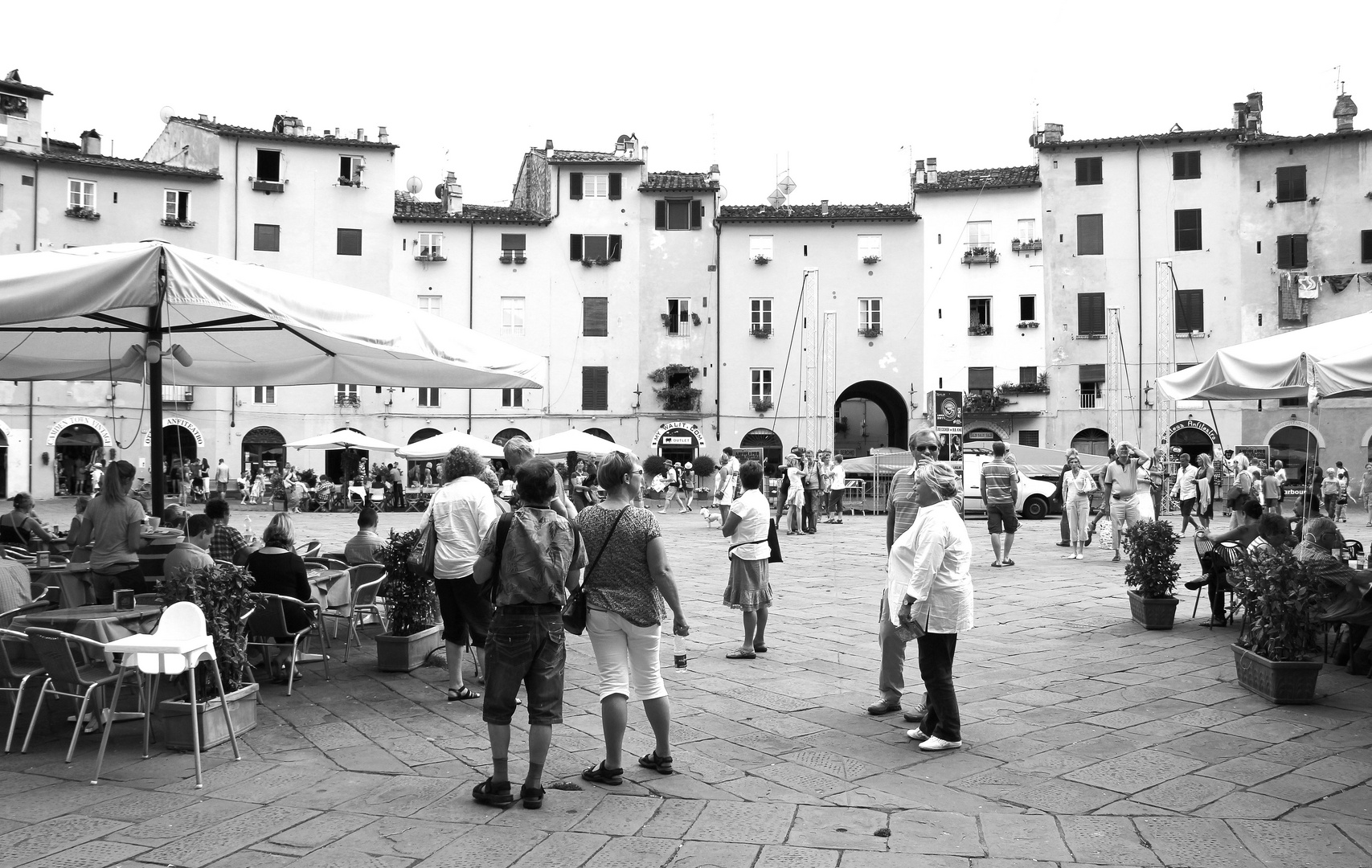 Lucca: Piazza dell'anfiteatro"2