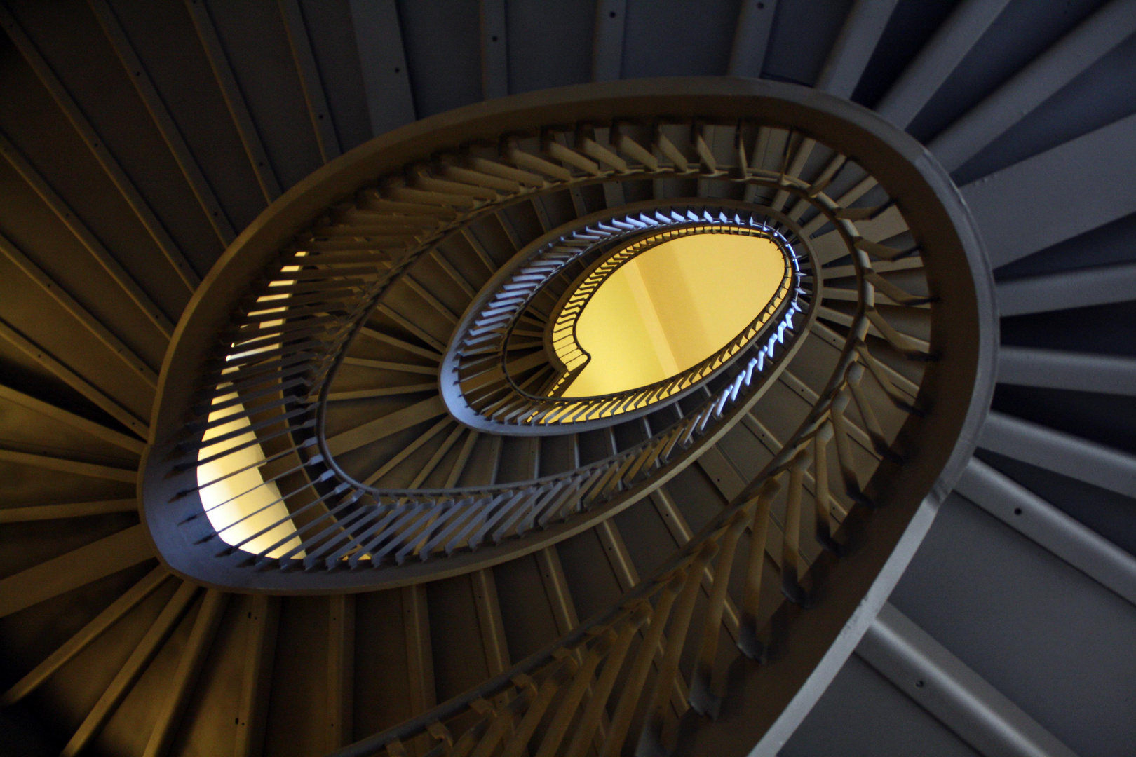 Luce ed ombre in gran spirale