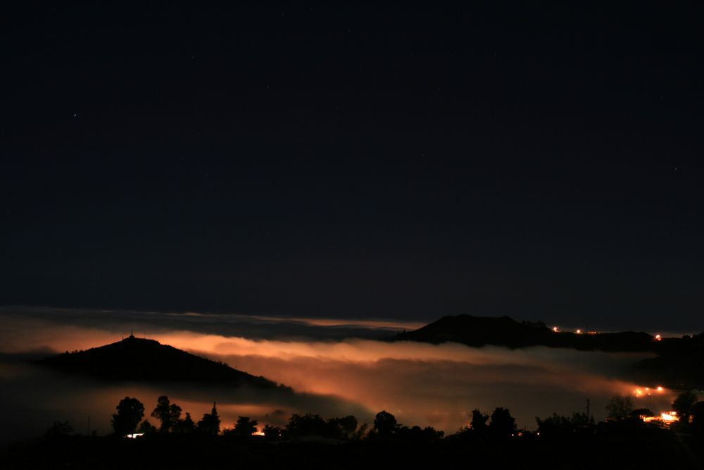 Luces bajo las nubes