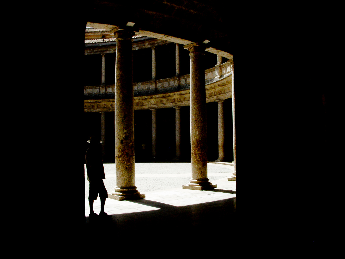 Luces y sombras del Palacio Carlos V