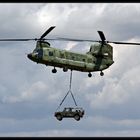 Luchtmachtdagen 09: CH-47 Chinook mit Mercedes G