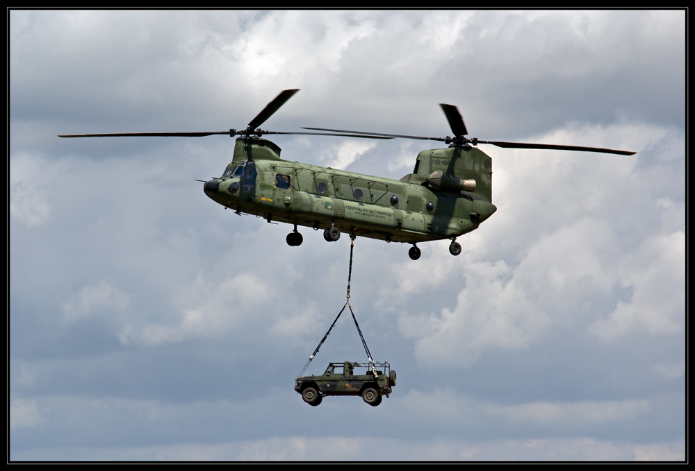 Luchtmachtdagen 09: CH-47 Chinook mit Mercedes G