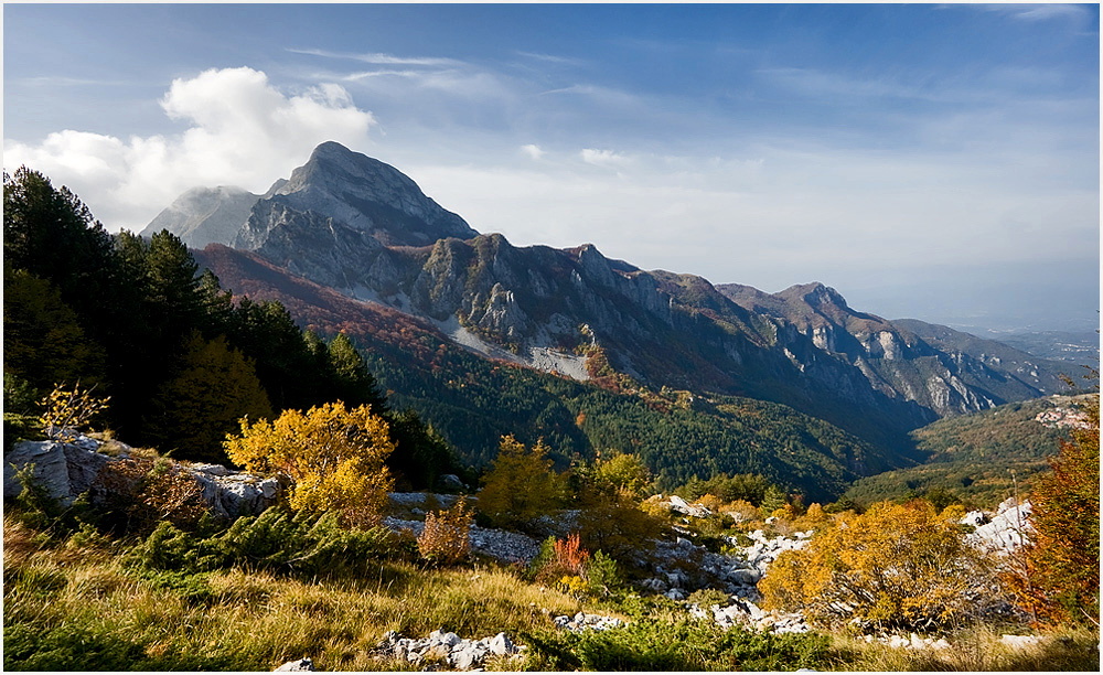 Luci e colori sotto il Monte Sagro. (Apuane)