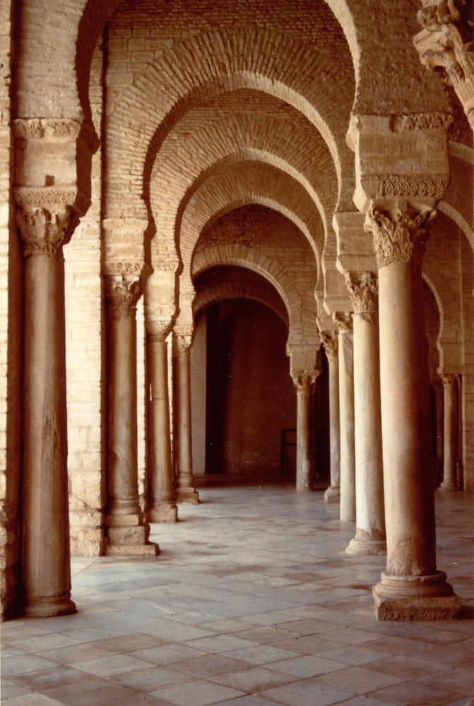 luci ed ombre tra le colonne di un tempio