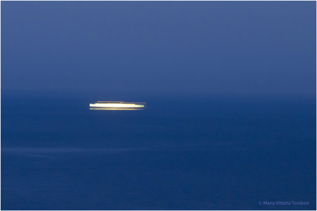 Luci in movimento sul mare