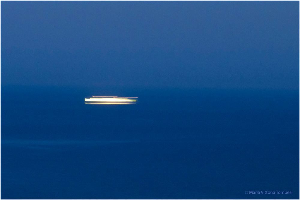 Luci in movimento sul mare