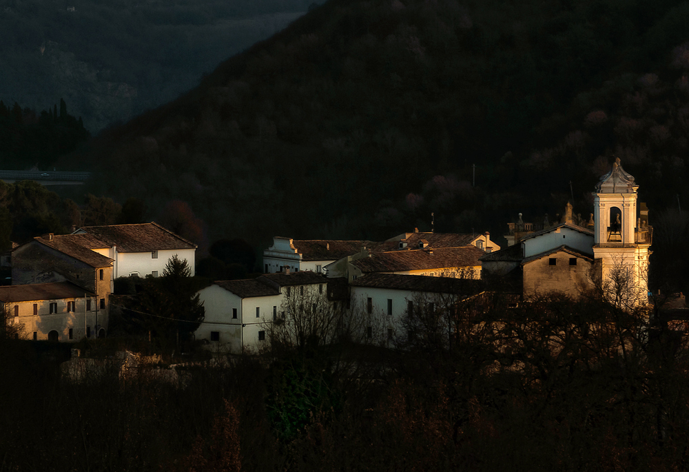 Luci radenti sul borgo