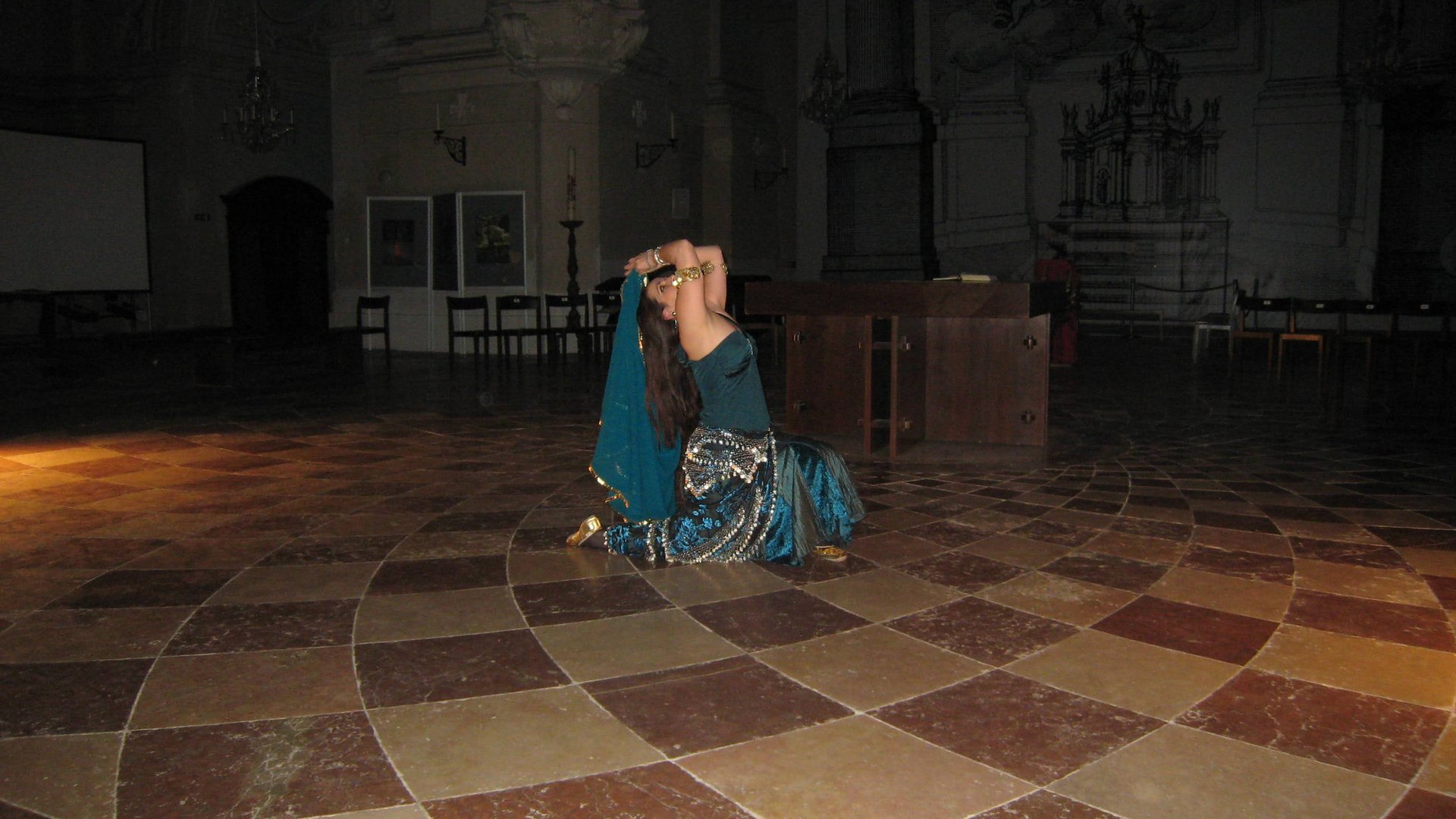 Lucia Nadia Cipriani tanzt in der Kollegienkirche