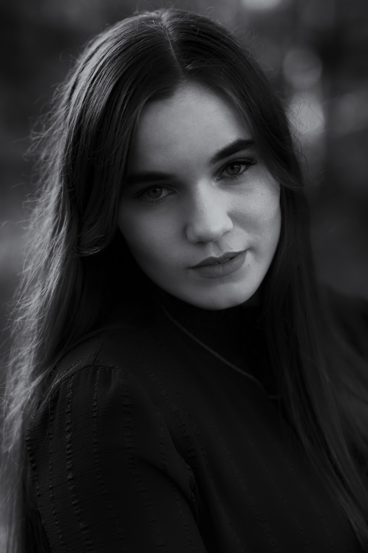 Lucie b/w