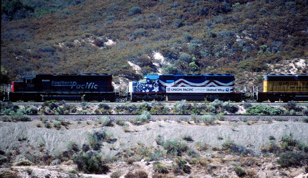 Lucky Shot ! Union Pacific UP#3300 Pulling for United Way, Cajon Area, CA