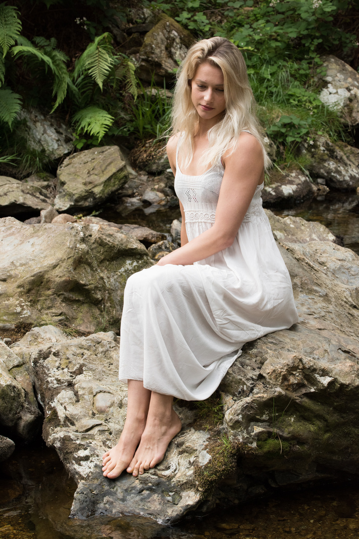 Lucy on the rocks - an cailín ciúin.