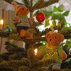 Ludwig 2 und Winnie beim Weihnachtsbaum schmücken