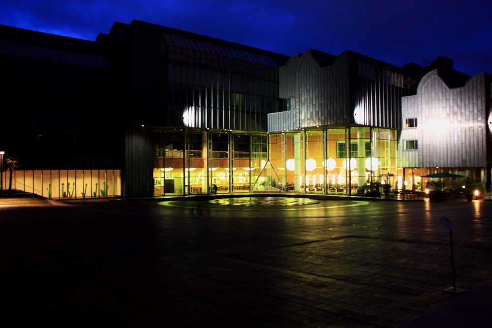 Ludwig Museum in Köln bei Dämmerung