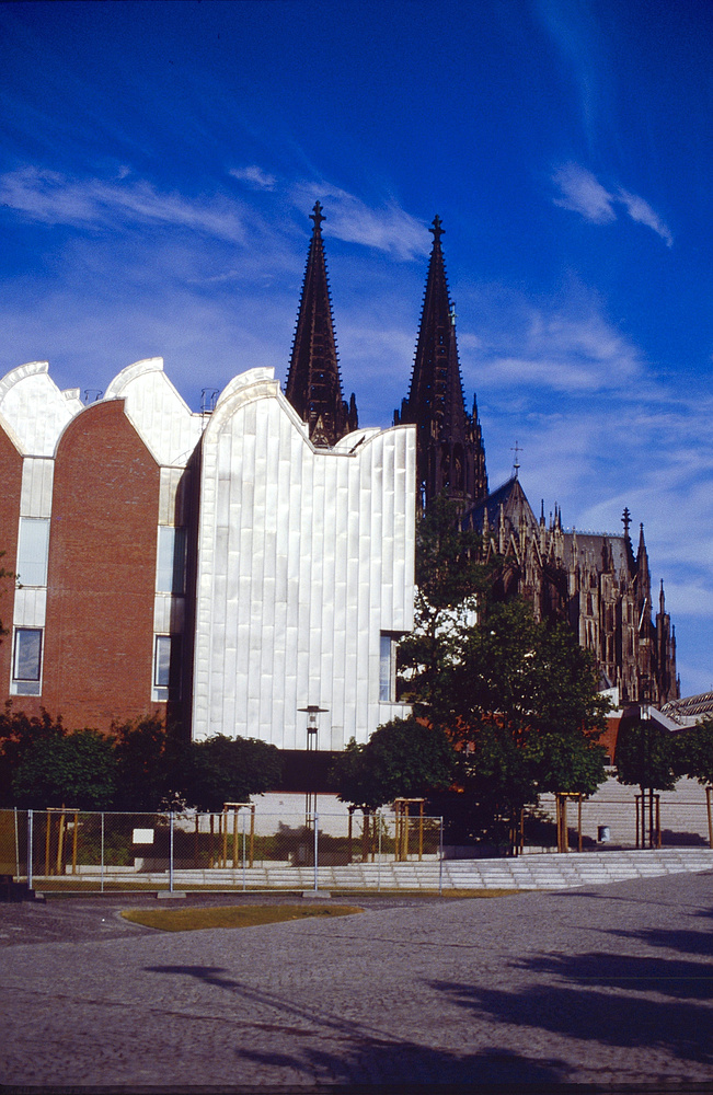 Ludwig Museum und Kölner Dom morgens um 7.00 Uhr