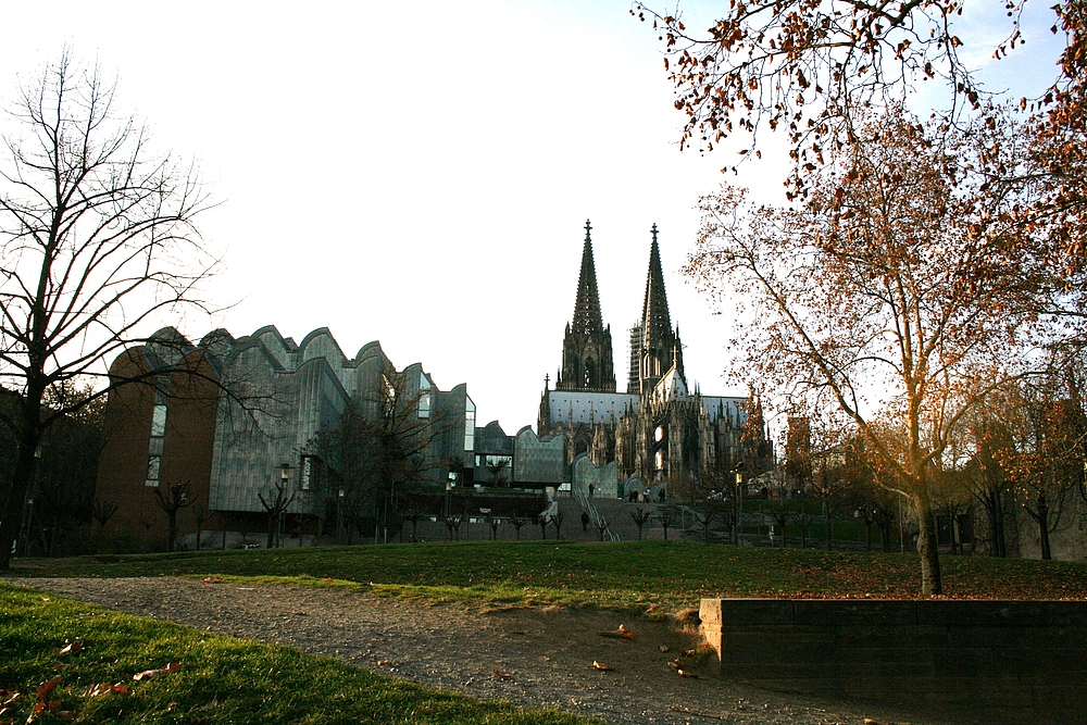 Ludwig Museum und Kölner Dom vom Rheinufer aus fotografiert (29.11.2011)