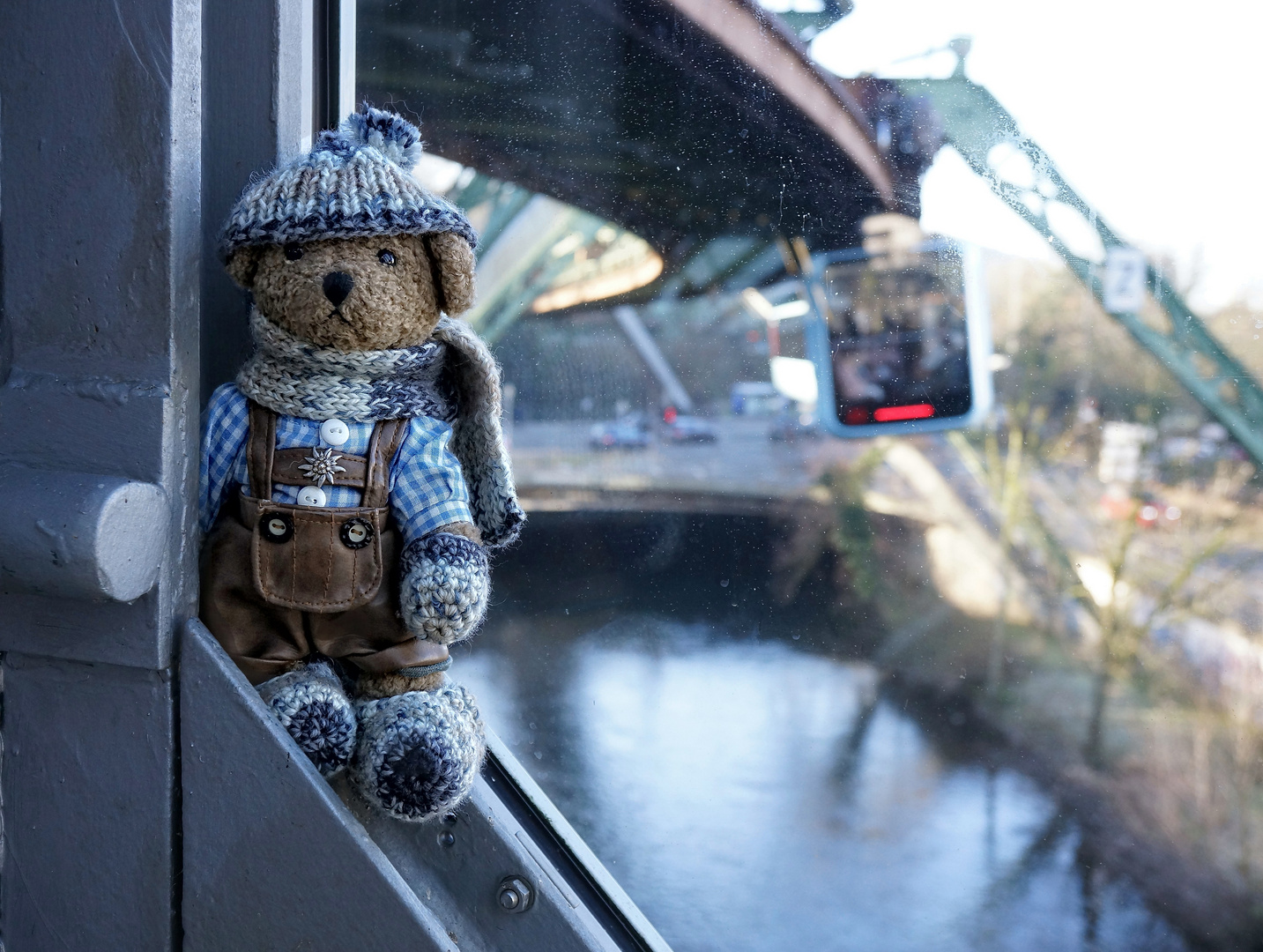 Ludwig schaut sich schon mal die Schwebebahn an.