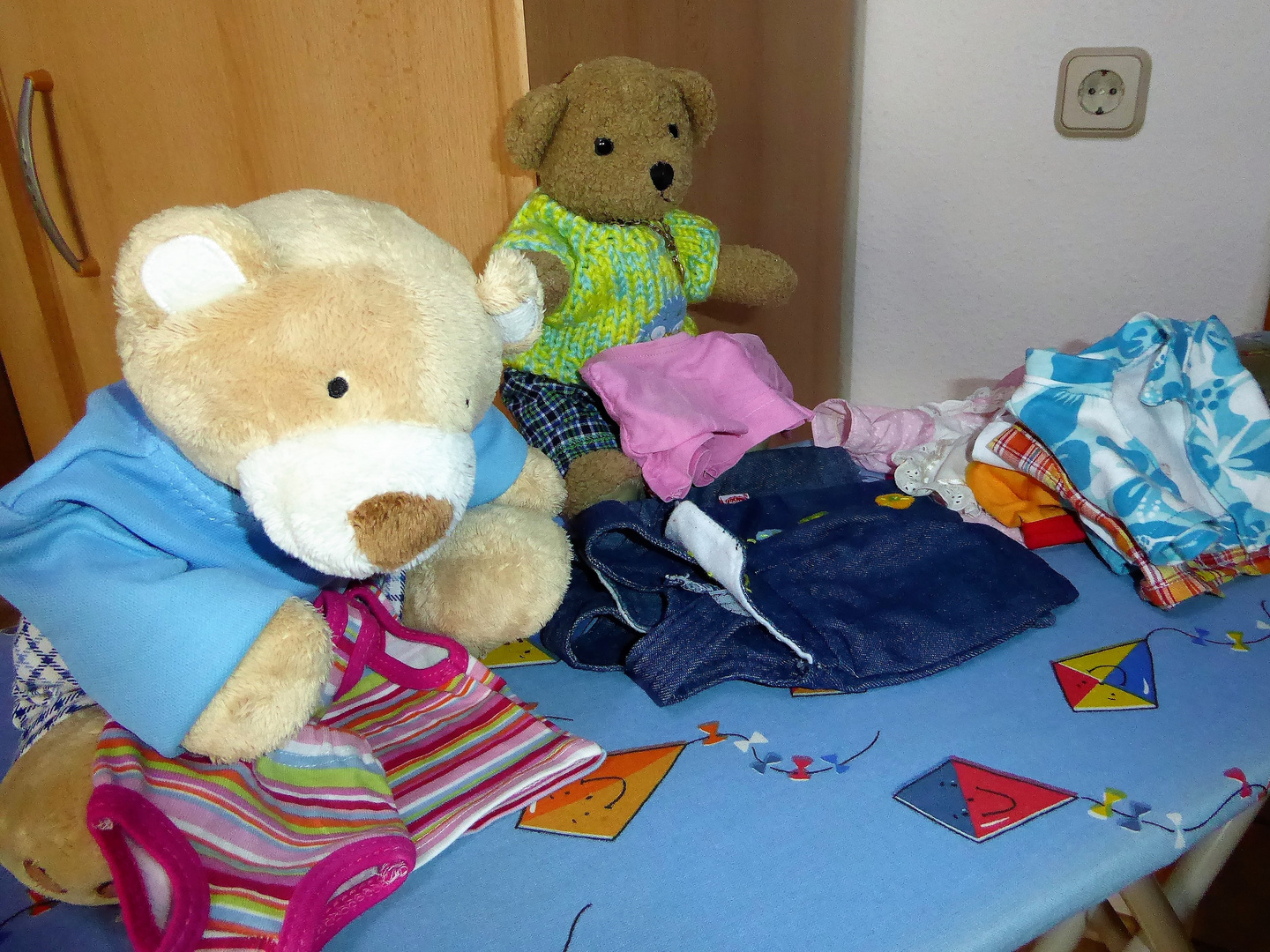 Ludwig und Karli legen die Wäsche zusammen (4)