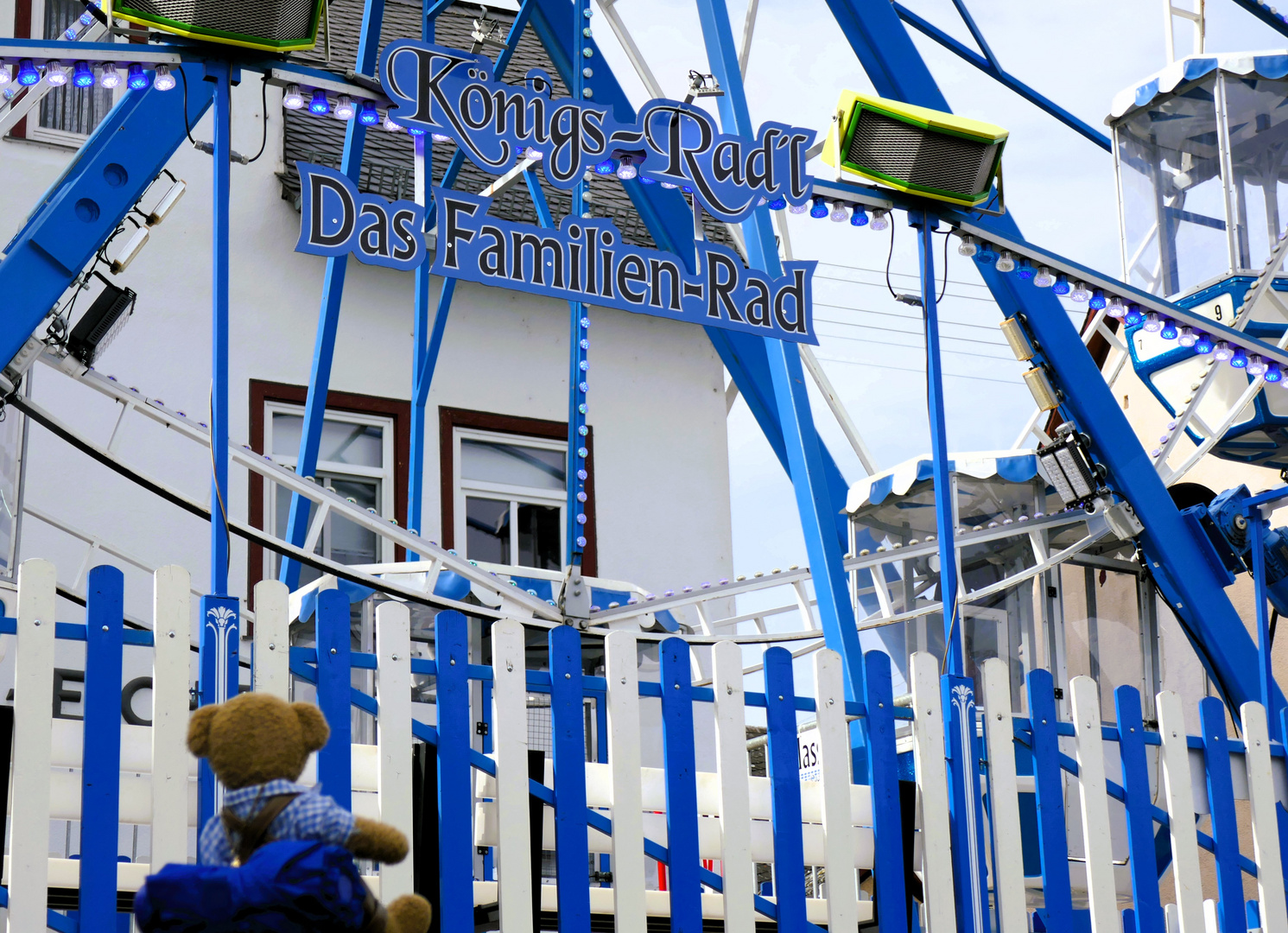 Ludwig würde so gerne mit dem Riesenrad fahren...