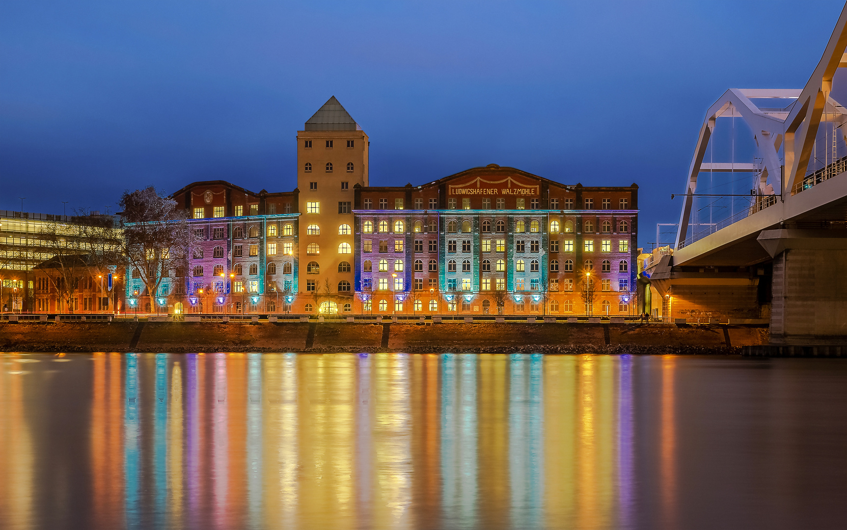 Ludwigshafen. Walzmühle. Blaue Stunde.