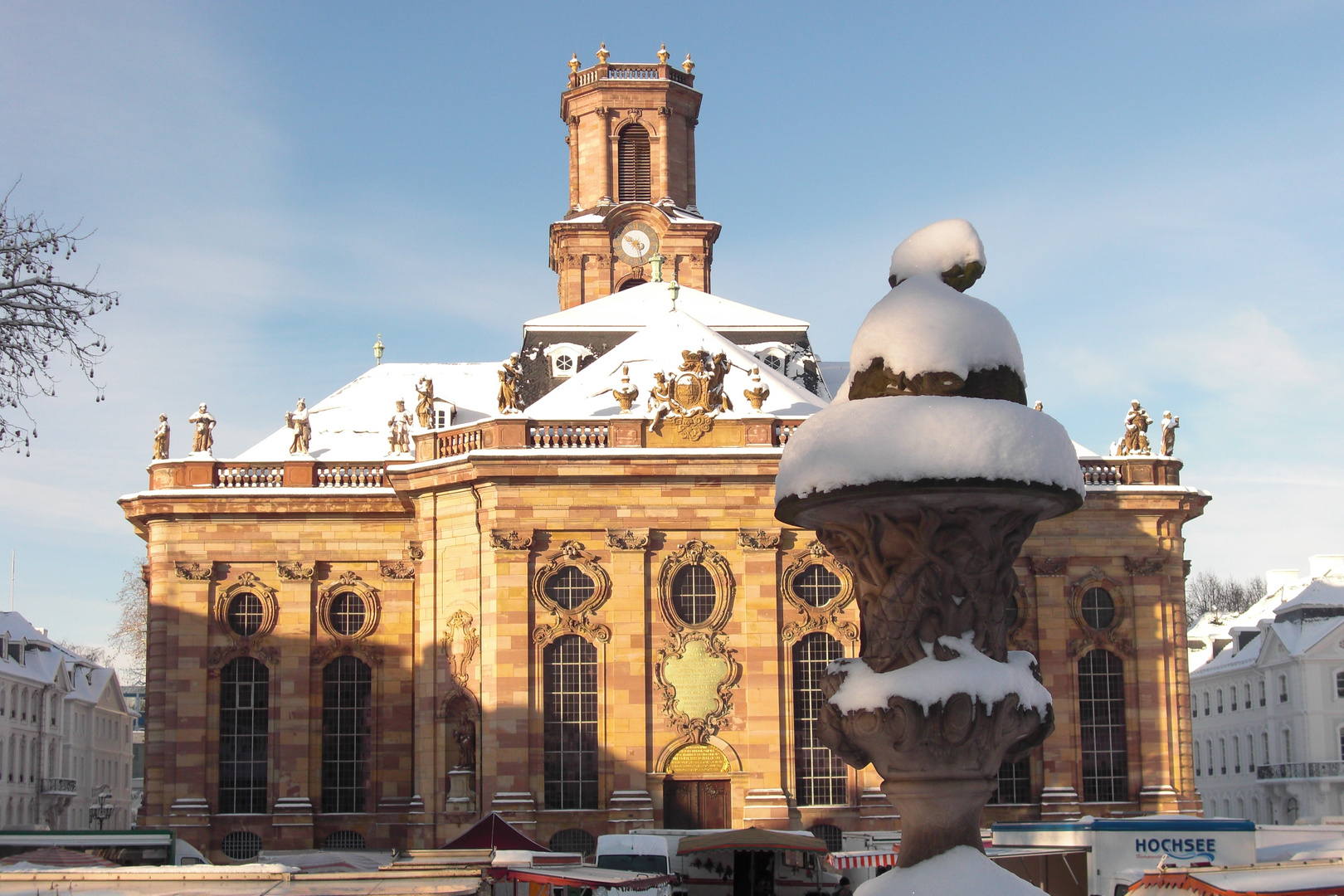 Ludwigskirche in Vormittagssonne nach Neuschnee