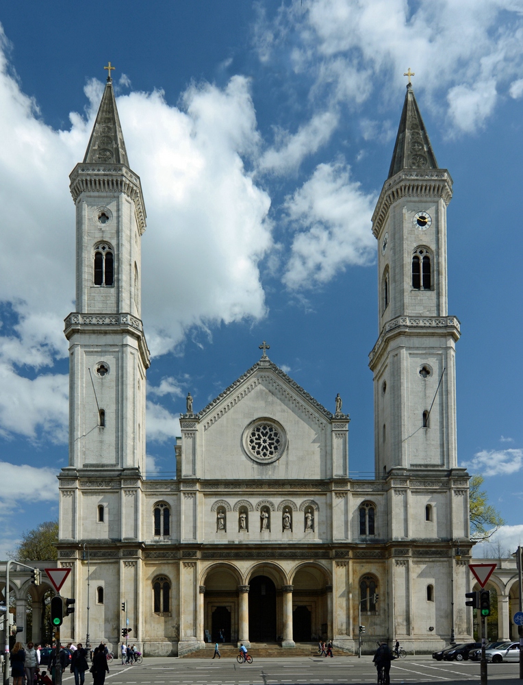 Ludwigskirche vor weiß-blauem Himmel