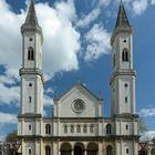 Ludwigskirche vor weiß-blauem Himmel