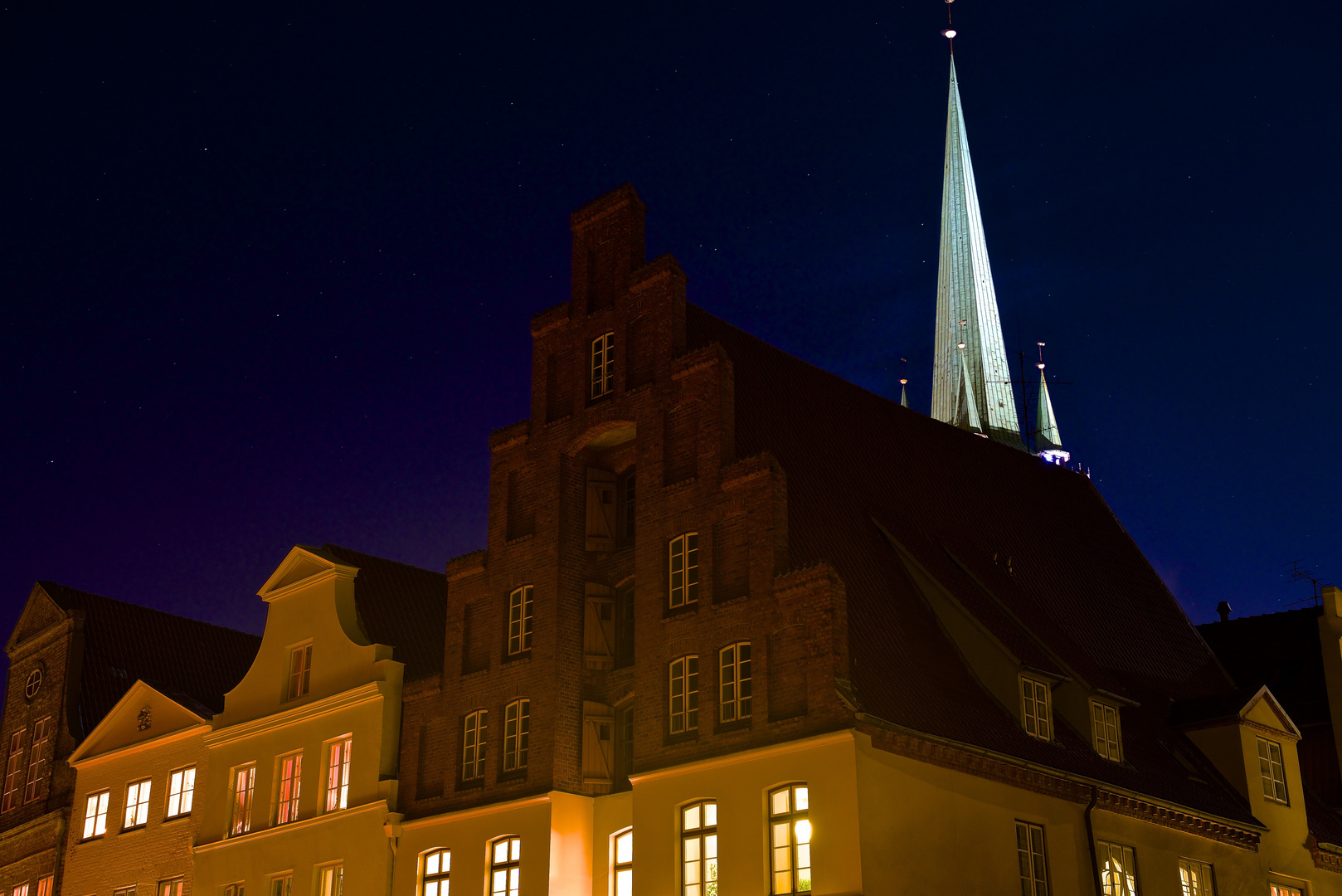 Lübeck Altstadtinsel - Giebelhäuser an der Obertrave mit Petri-Kirchturmspitze