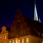 Lübeck Altstadtinsel - Giebelhäuser an der Obertrave mit Petri-Kirchturmspitze