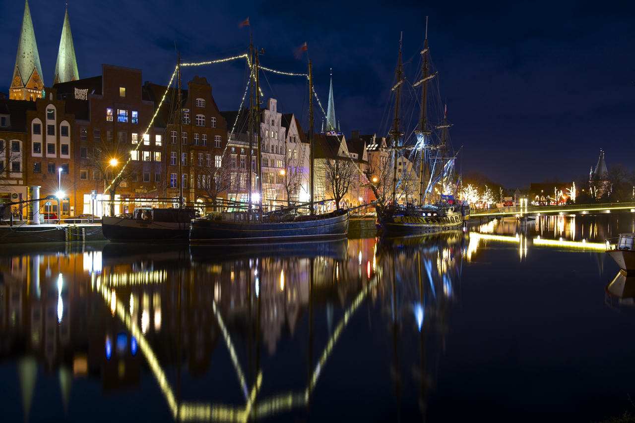 Lübeck Altstadtinsel und Oldtimer-Hafen zur Weihnachtszeit