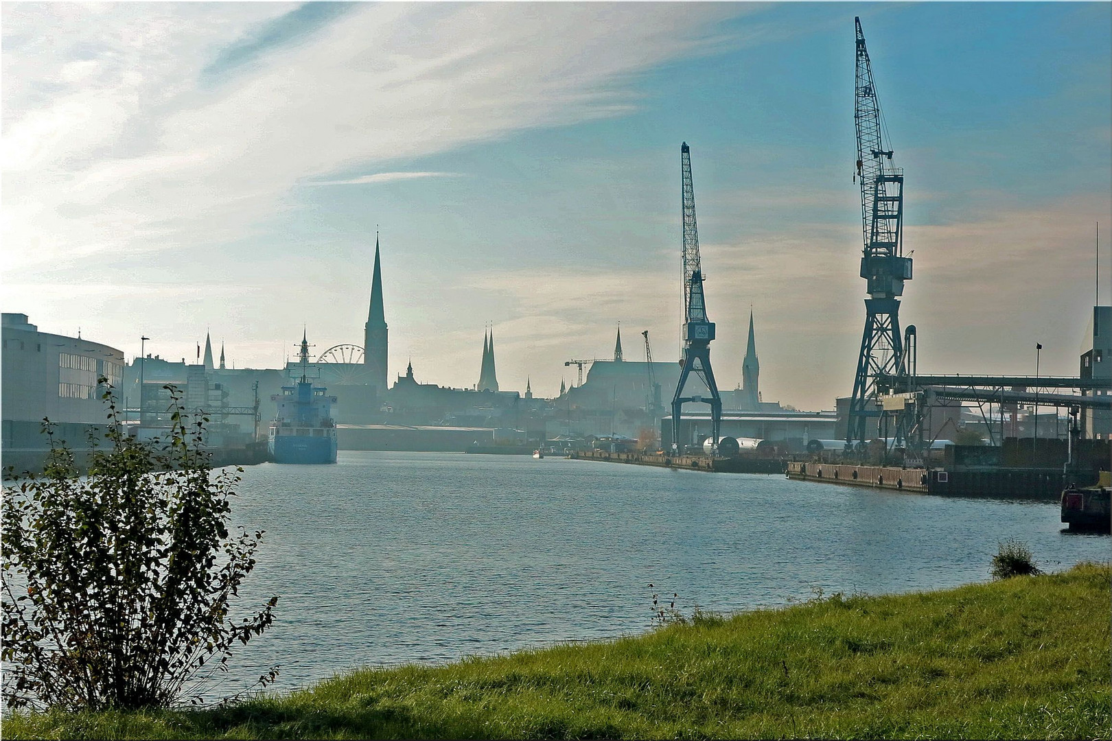 Lübeck - Der Hafen und die Stadt