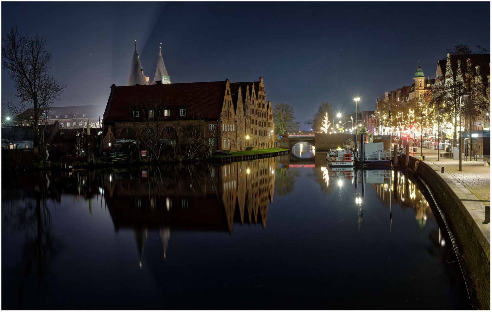 Lübeck  die Trave mit den Salzspeichern