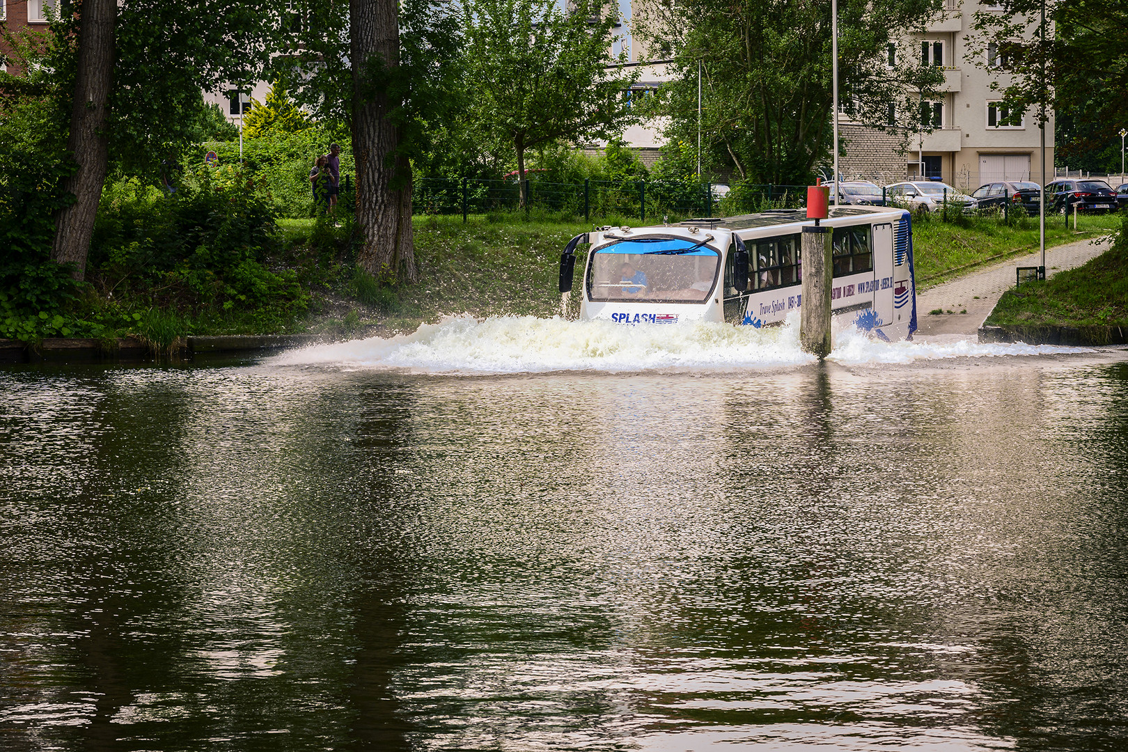 Lübeck, ein Bus geht in der Trave baden