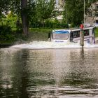 Lübeck, ein Bus geht in der Trave baden