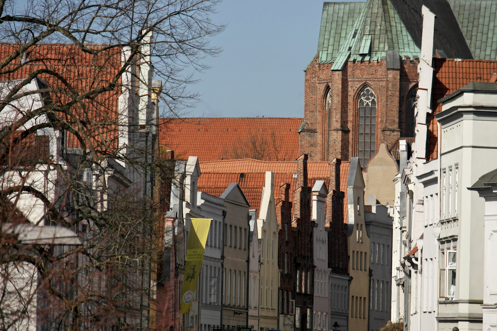 Lübeck Glockengießerstraße, im Hintergrund die Katharinenkirche