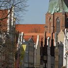 Lübeck Glockengießerstraße, im Hintergrund die Katharinenkirche