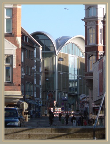 Lübeck, Holstenstraße mit Blick auf P&C vom Holstentor