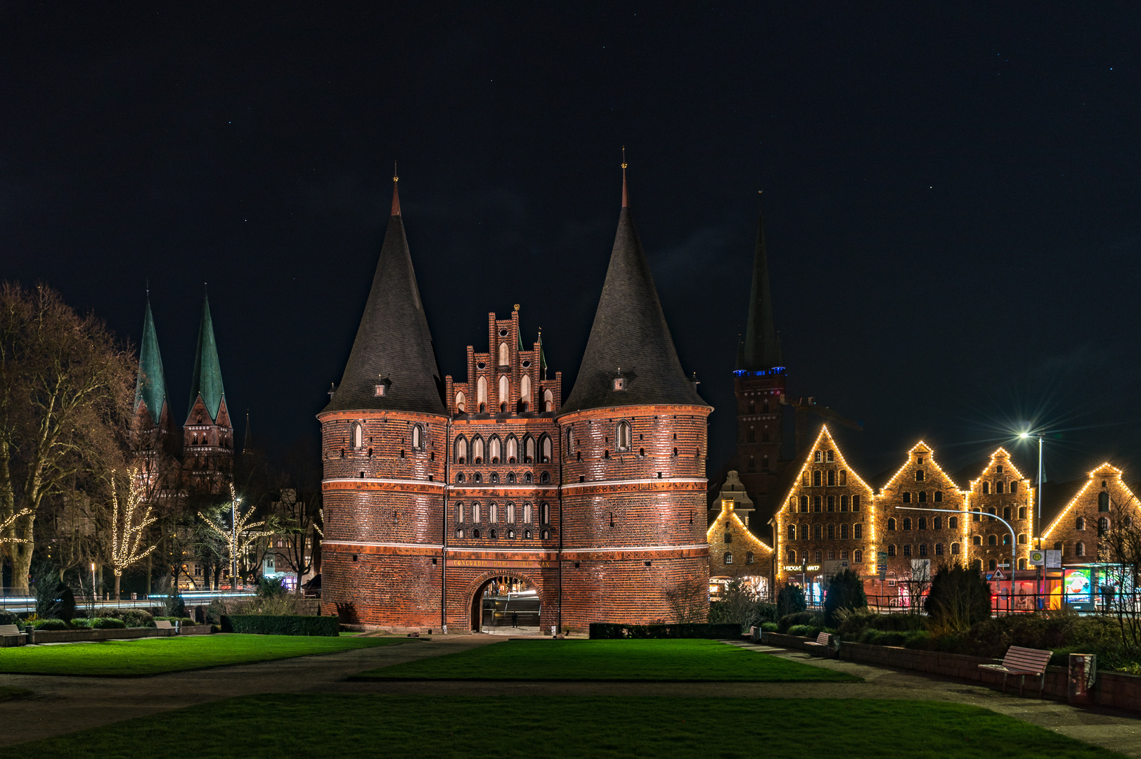 Lübeck - Holstentor in weihnachtlich