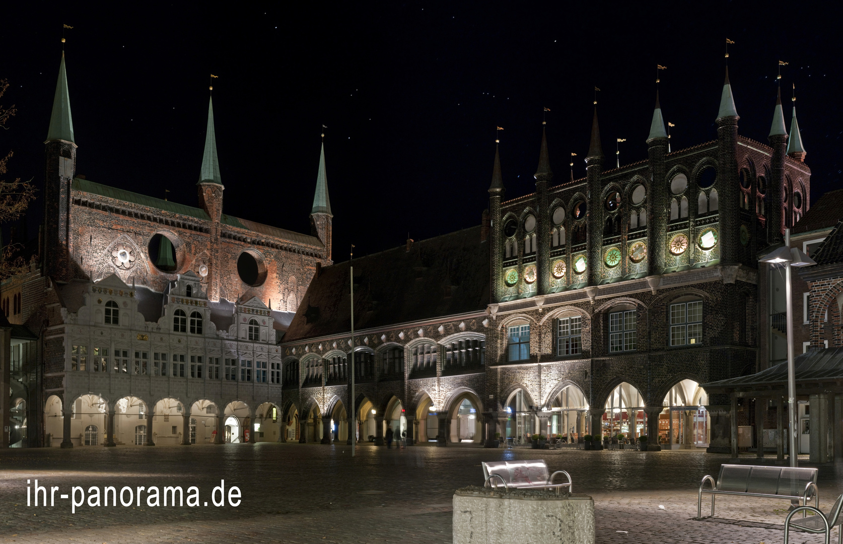 Lübeck, Marktplatz mit Rathaus bei Nacht