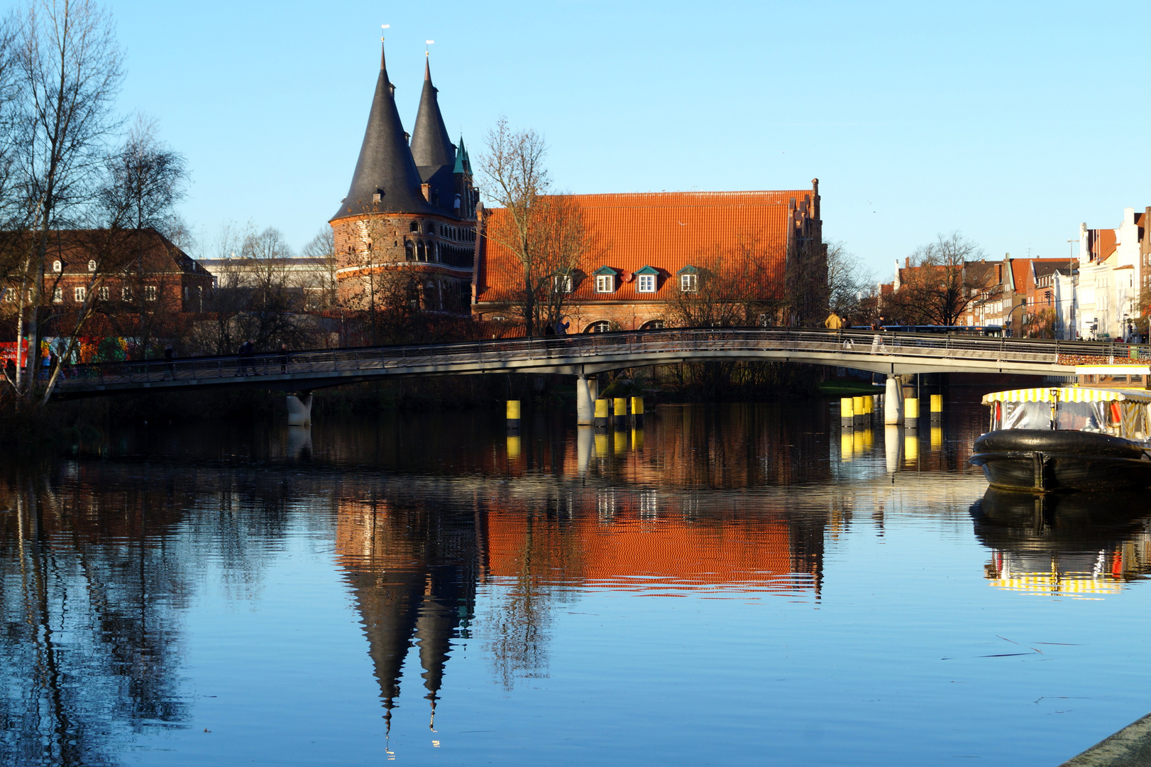 Lübeck mit Blick auf Holstentor und Salzspeicher