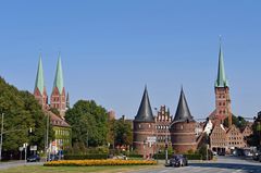 Lübeck mit von links St.-Marien, Holstentor und Petrikirche