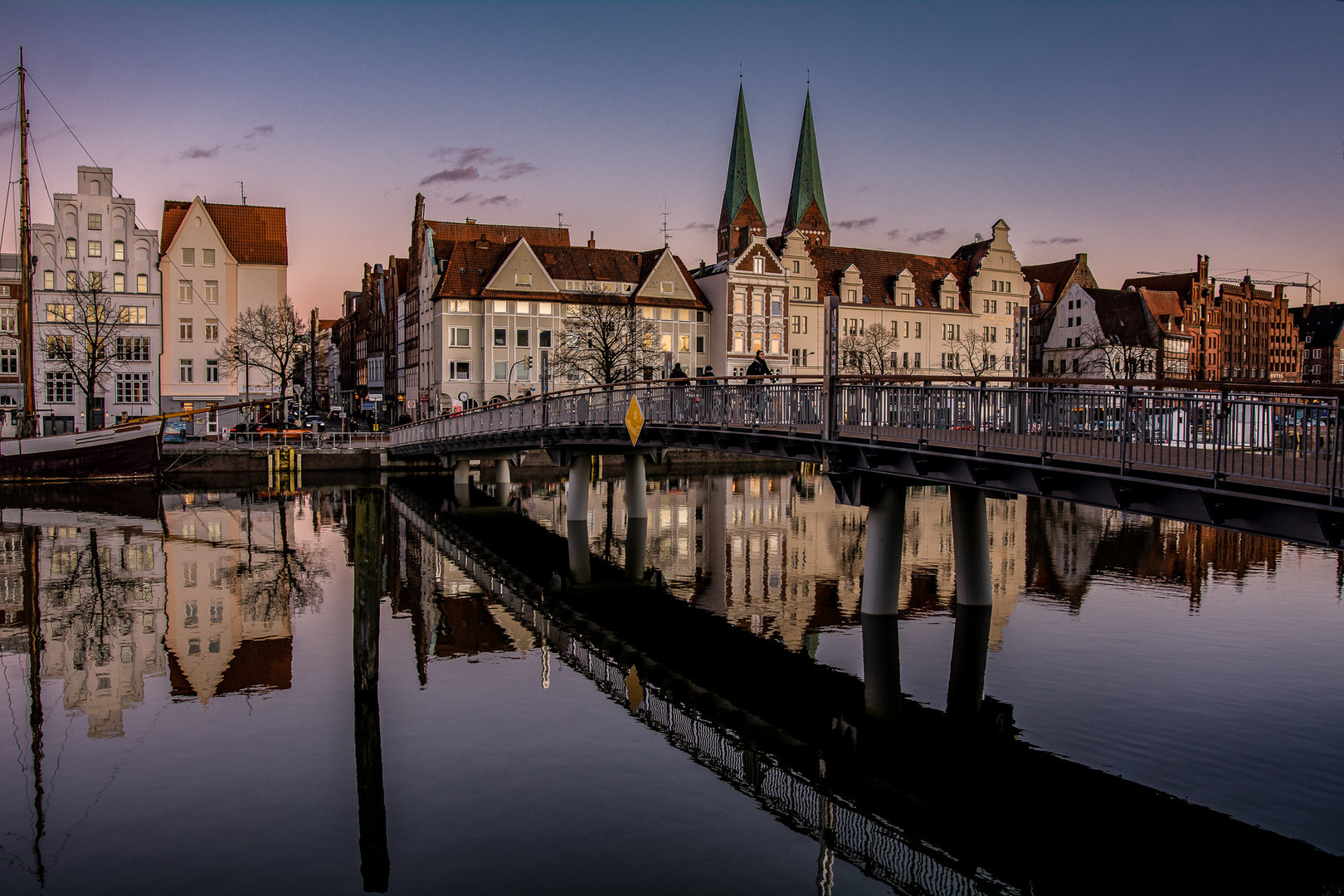 Lübeck - Muk Brücke gespiegelt