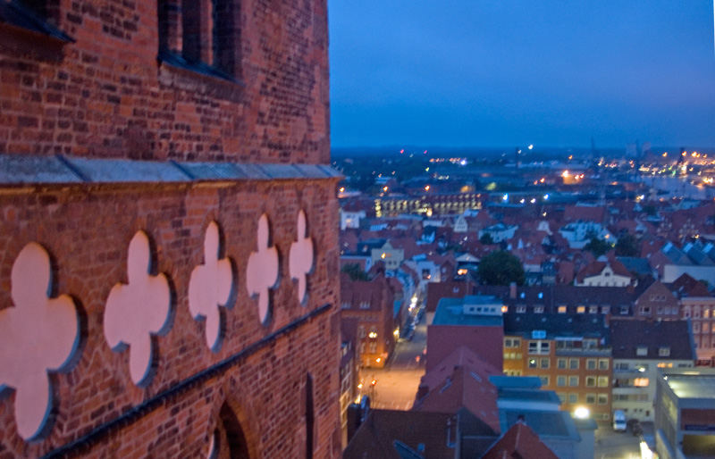 Lübeck: Nordturm von St. Marien zur blauen Stunde