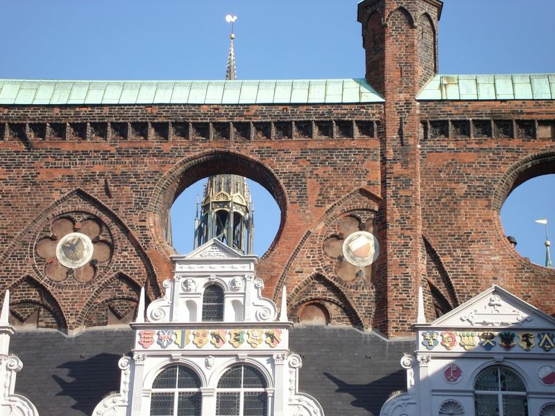 Lübeck St. Marien durch Rathaus