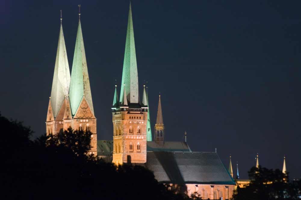 Lübeck: St. Marien und St. Petri bei Nacht