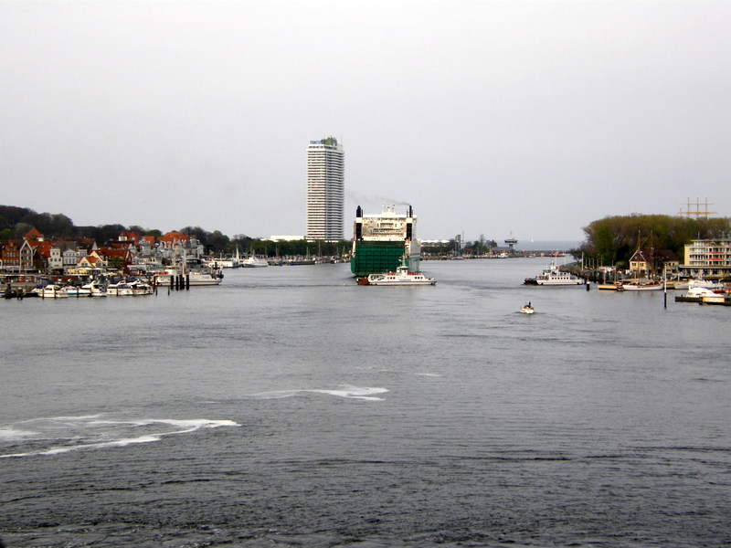 Lübeck-Travemünde im hintergrund das Maritim Travemünde