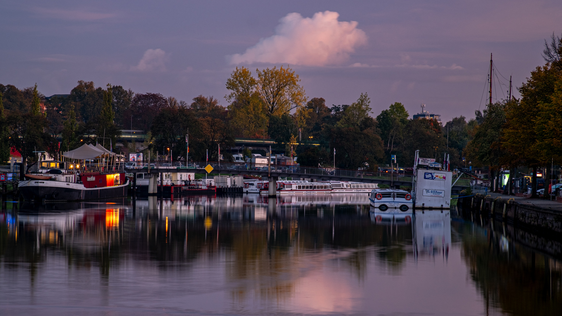 Fangfrisch Lübeck An Der Untertrave Lübeck Lübeck Untertrave Foto & Bild | landschaft, schiffe und seewege