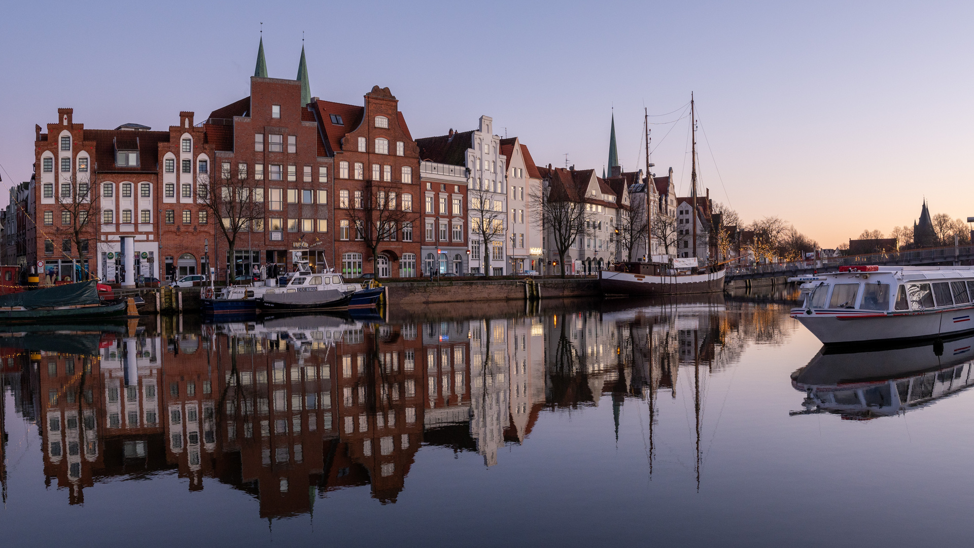 Lübeck, Untertrave am 25.12.20 kurz nach Sonnenuntergang