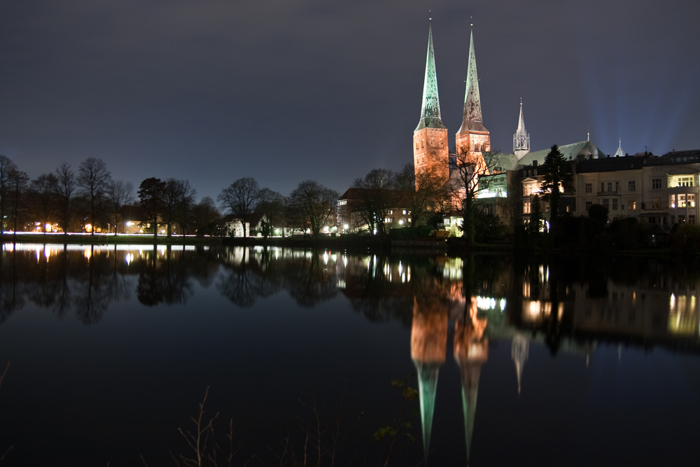 Lübecker Dom bei Nacht