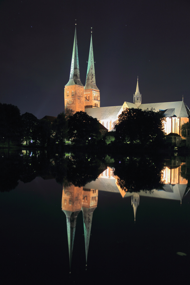 Lübecker Dom bei Nacht